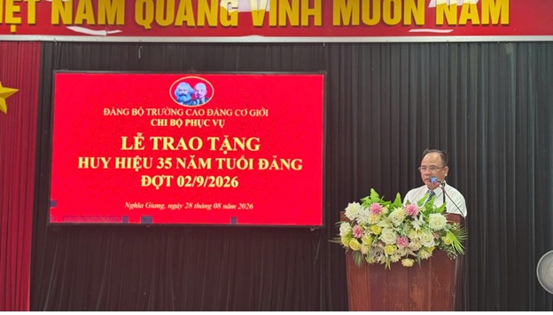 Trao tặng Huy hiệu 35 năm tuổi Đảng cho đồng chí Bùi Trọng Sơn
